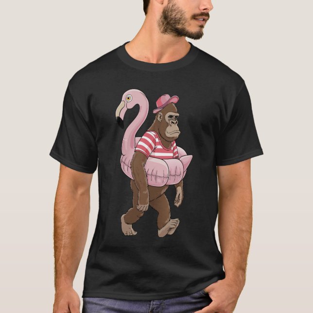 Camiseta Flamingo Bigfoot rosa: Uma Aventura de Férias (Frente)