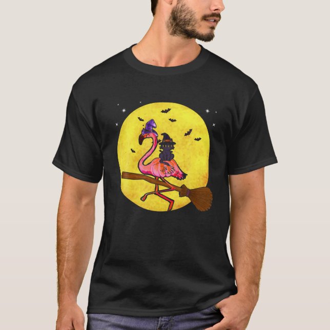 Camiseta Flamingo Bird Riding Broom With Black Cat Hallowee (Frente)