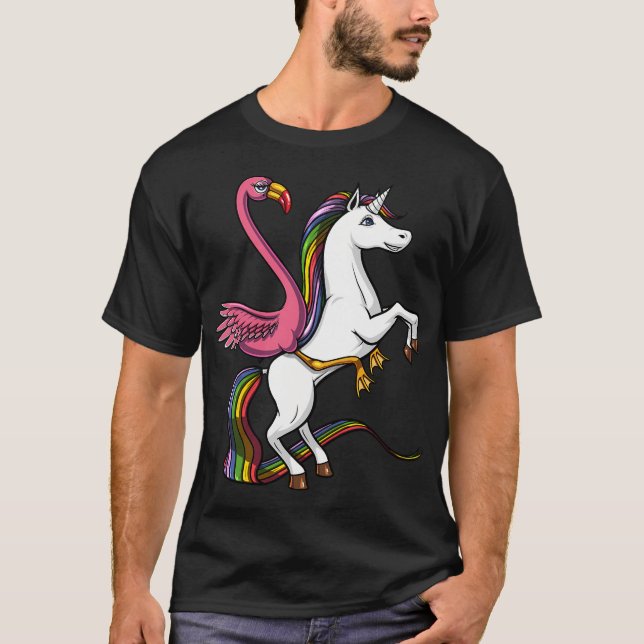 Camiseta Flamingo Cavalgando Unicórnio (Frente)