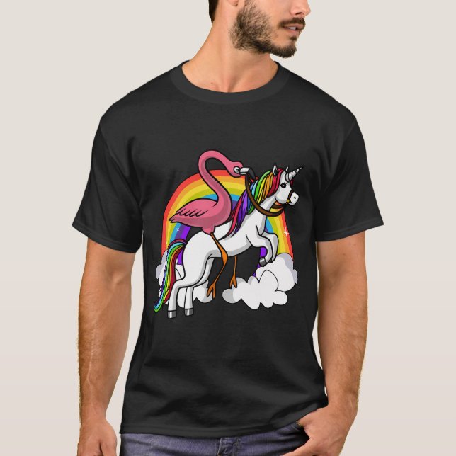 Camiseta Flamingo Cavalgando Unicórnio (Frente)
