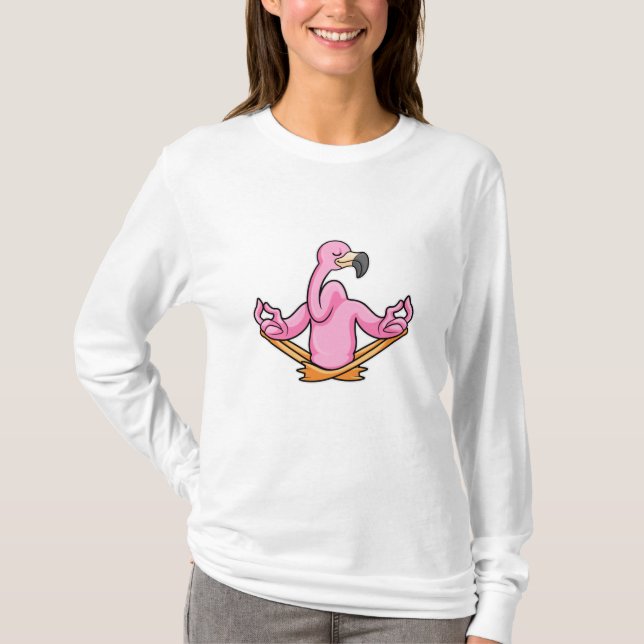 Camiseta Flamingo em Yoga, na perna cruzada (Frente)