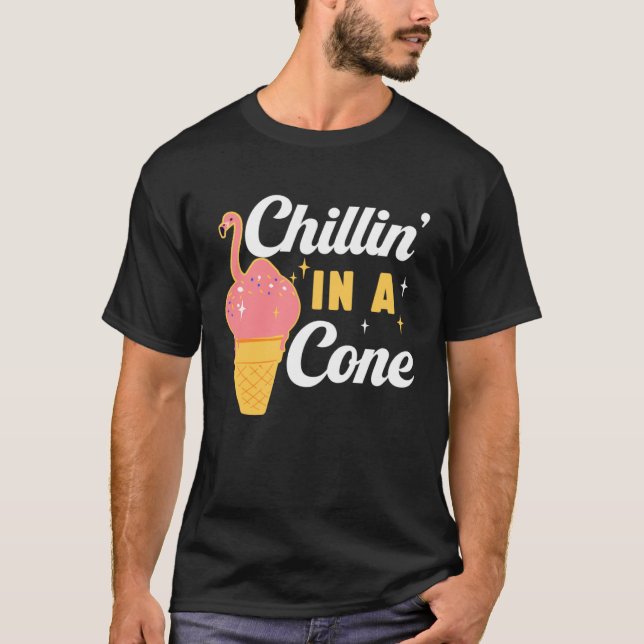 Camiseta Flamingo Pink Chillin em um Cone (Frente)