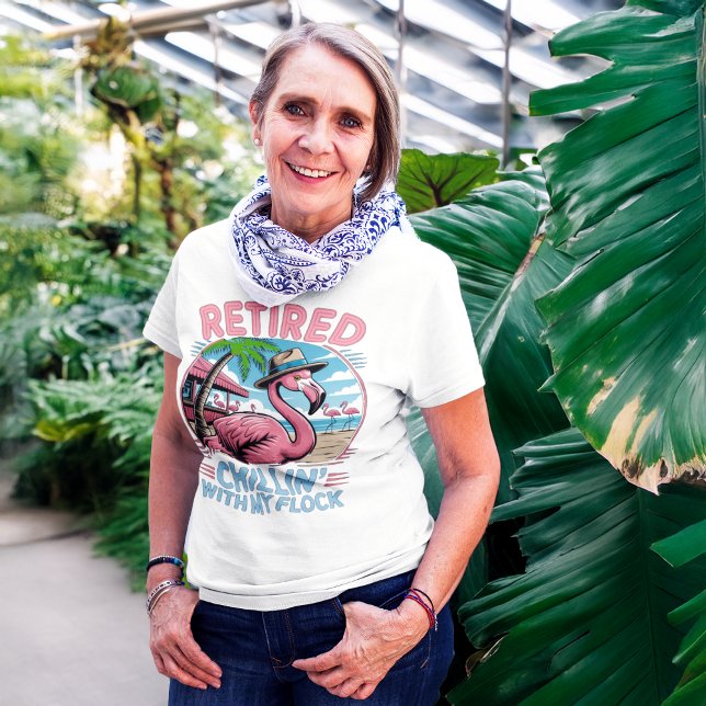 Camiseta Flamingo Tropical Beach Retirement Humor (woman at botanical garden wearing funny flamingo retirement shirt that says chillin with my flock)