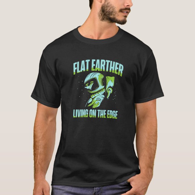 Camiseta Flat Earther Living On The Edge Flat Earth Society (Frente)