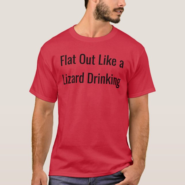 Camiseta Flat Out Like a Lizard Bebendo - Aussie Humor Tee (Frente)