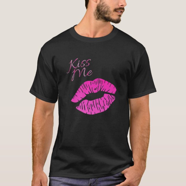 Camiseta Flirty Bonito Beije-me Lábios Solteiro de Batom (Frente)