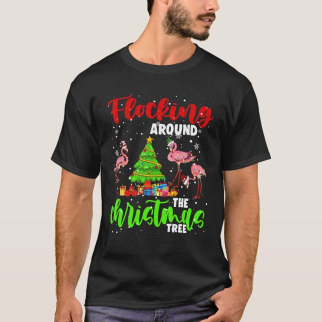 Camiseta Flocando Ao Redor Da Árvore De Natal Papais noeis  (Frente)