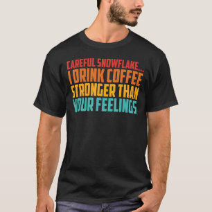 Camiseta Floco de Neve Cuidadoso Eu Tomo Café Mais Forte Qu