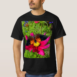 Camiseta flor de áster mexicana com uma borboleta Doris Lon