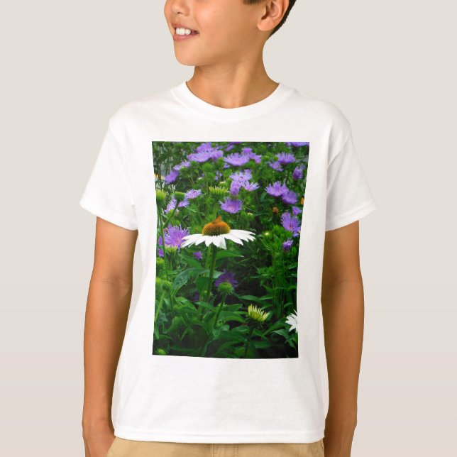 Camiseta Flor de Cone branca, flores roxas e mariposas (Frente)