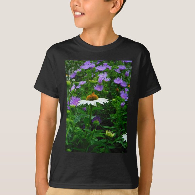 Camiseta Flor de Cone branca, flores roxas e mariposas (Frente)