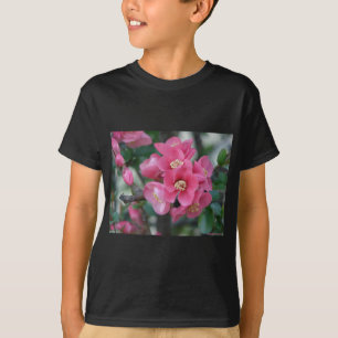 Camiseta Flor de Quince em Flor Rosa na Primavera
