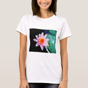 Camiseta Flor do lírio de água dos lótus do rosa quente 