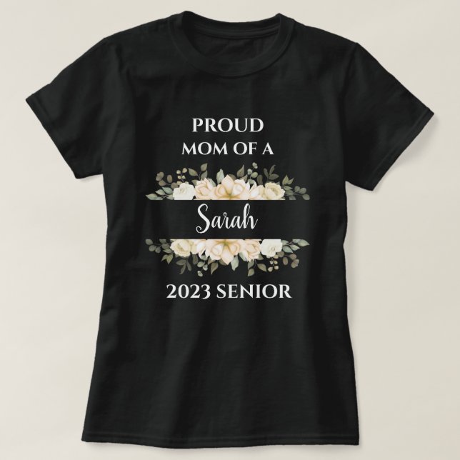 Camiseta flor Orgulhosa Mãe de 2023 Nome Personalizado do M (Frente do Design)