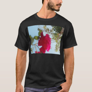 Camiseta Floração Celestial: Uma Rosa Contra o Céu