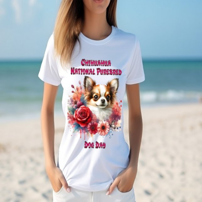 Camiseta Floral Chihuahua A Petite Canine Blooms (Criador carregado)