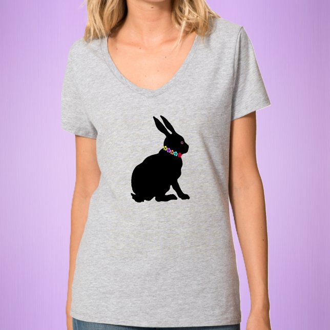 Camiseta Flores bonito de Visto de coelhinhos pretos (Sitting black silhouette rabbit wearing collar of flowers on neck on womans tee shirt for Easter.)