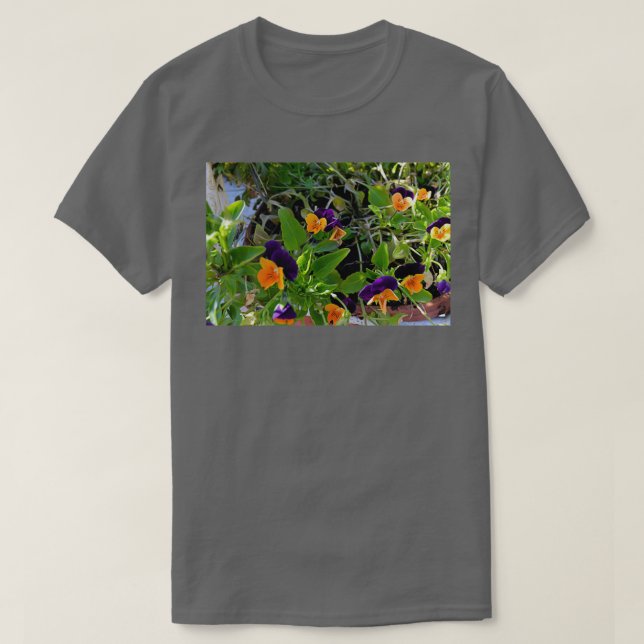 Camiseta Flores com pétalas laranja e púrpura em potes (Frente do Design)