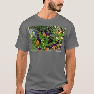 Camiseta Flores com pétalas laranja e púrpura em potes