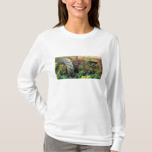 Camiseta Flores da primavera adornam um velho trator.