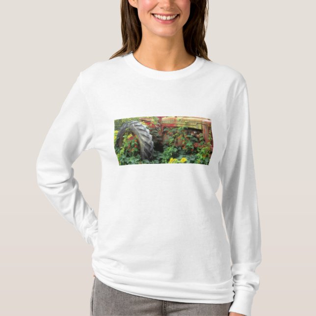 Camiseta Flores da primavera adornam um velho trator. (Frente)