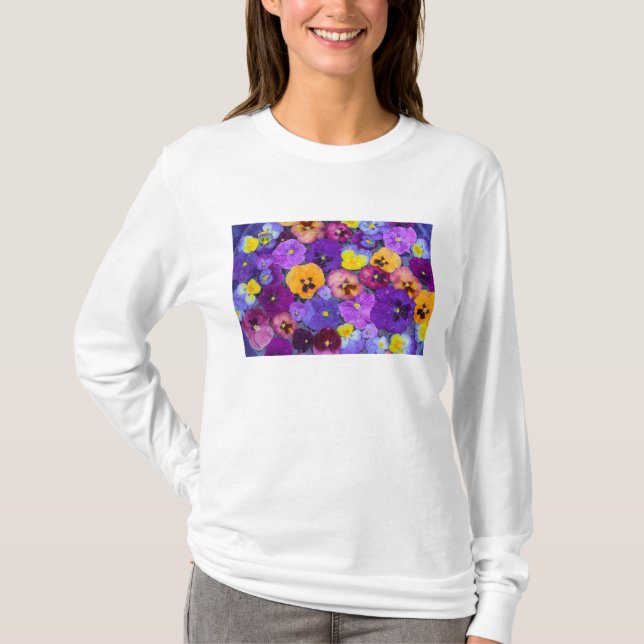 Camiseta Flores de amor-perfeito flutuando em banho de páss (Frente)