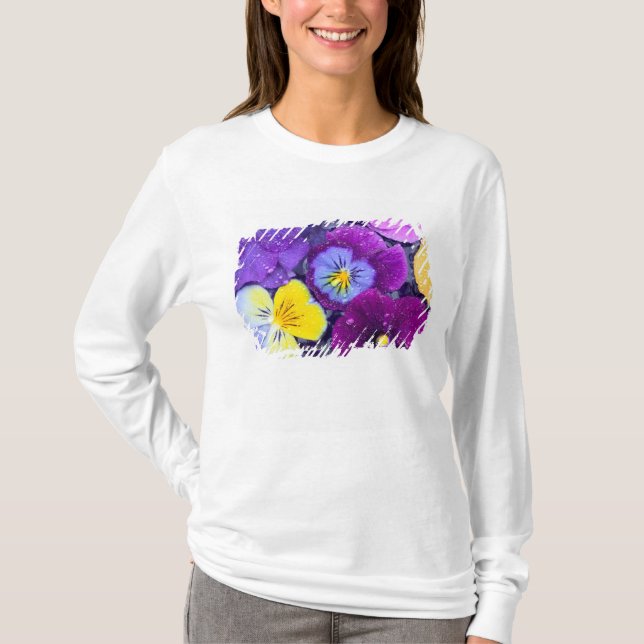 Camiseta Flores de amor-perfeito flutuando em banho de páss (Frente)