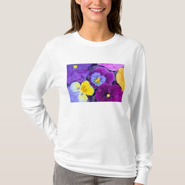 Camiseta Flores de amor-perfeito flutuando em banho de páss (Frente)