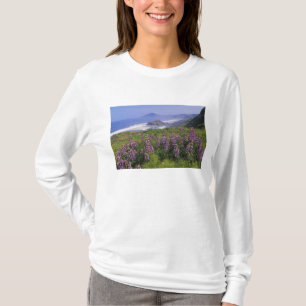 Camiseta Flores de lupino e costa acidentada ao longo