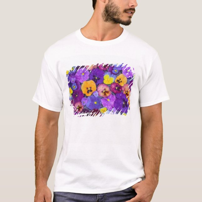 Camiseta Flores de pensamento flutuando em banho de pássaro (Frente)