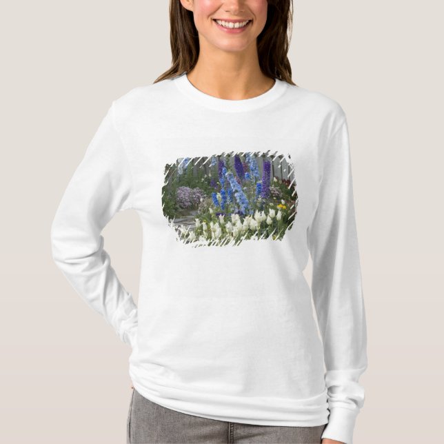 Camiseta Flores de primavera ao longo de um caminho de jard (Frente)