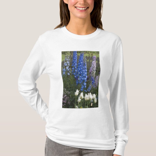 Camiseta Flores de primavera ao longo de um caminho de jard (Frente)