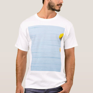 Camiseta Flores do Calendário: Fundo de Madeira Azul