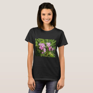 Camiseta Flores femininas rosa bonito em um T escuro