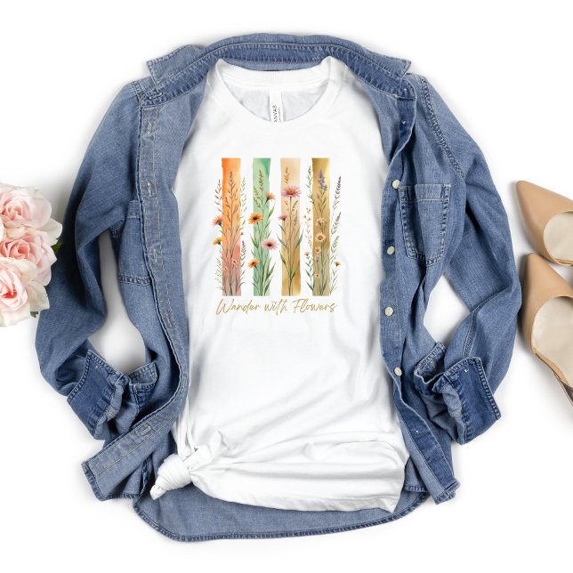 Camiseta Flores Selvagens Vagueiam Com Flores Douradas (Wildflowers, Wander with Flowers, Women's T-shirt, Brush Stroke Style, Green Gold and Orange)