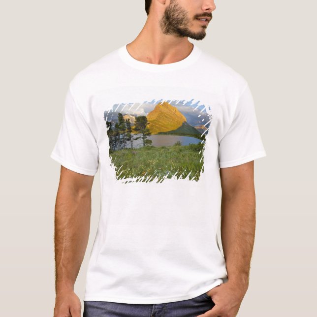 Camiseta Flores silvestres ao longo do lago Swiftcurrent, e (Frente)