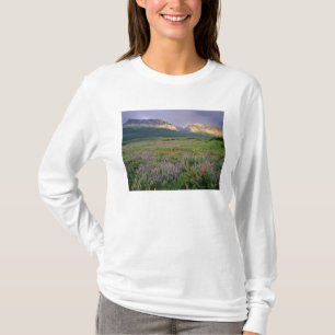 Camiseta Flores silvestres da pradaria ao longo do Lago She