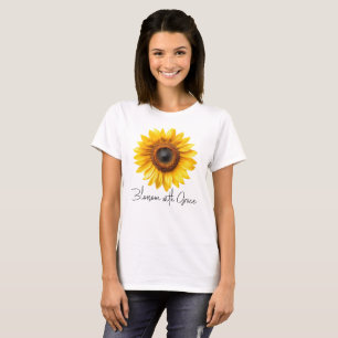 Camiseta Florescer de Girassol com Graça Floral Inspirador