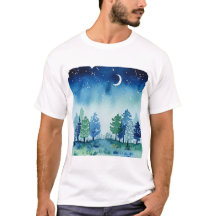 Floresta conífera sob um céu estrelado