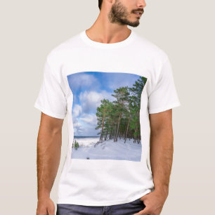 Camiseta Floresta de pinheiros perto da costa marítima da L