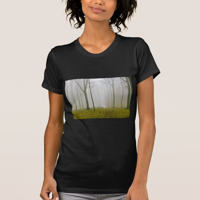 Camiseta Floresta fantasia com neblina e folhagem amarela (Frente)