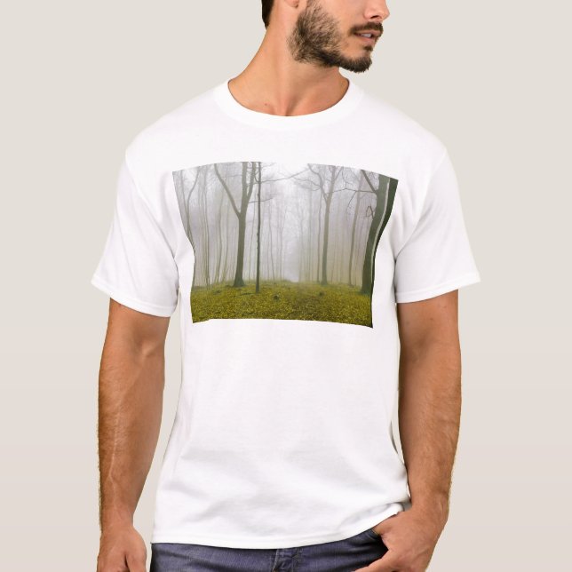 Camiseta Floresta fantasia com neblina e folhagem amarela (Frente)