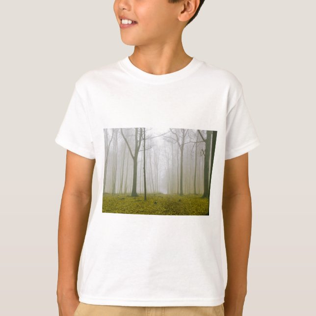 Camiseta Floresta fantasia com neblina e folhagem amarela (Frente)