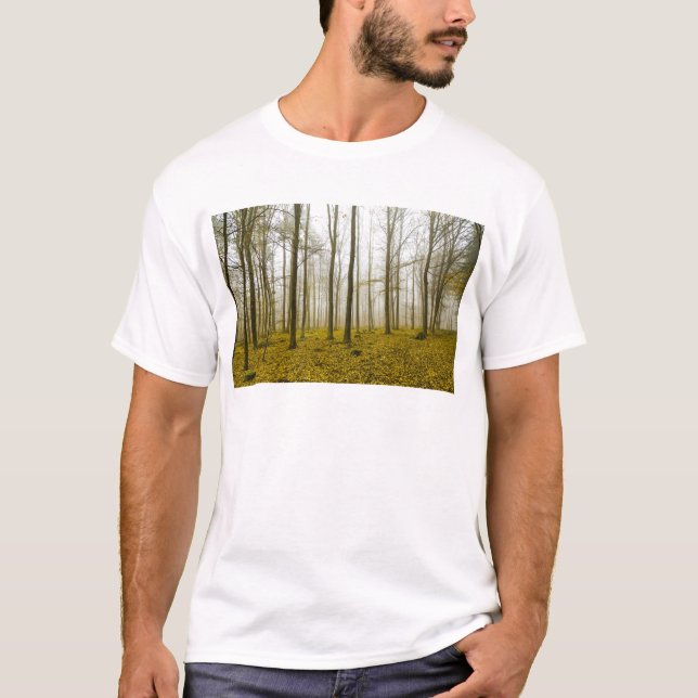 Camiseta Floresta fantástica com neblina e folhas amarelas (Frente)