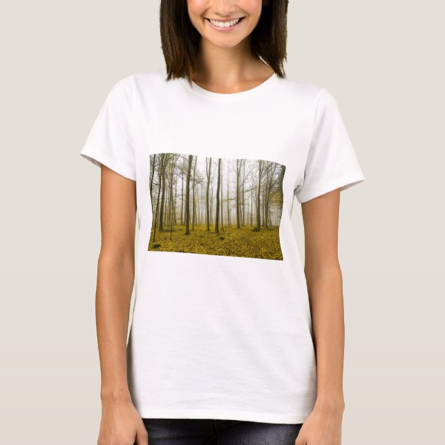Camiseta Floresta fantástica com neblina e folhas amarelas (Frente)