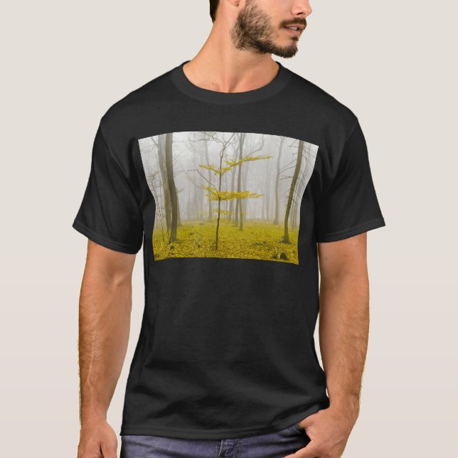 Camiseta Floresta fantástica com neblina e folhas amarelas (Frente)