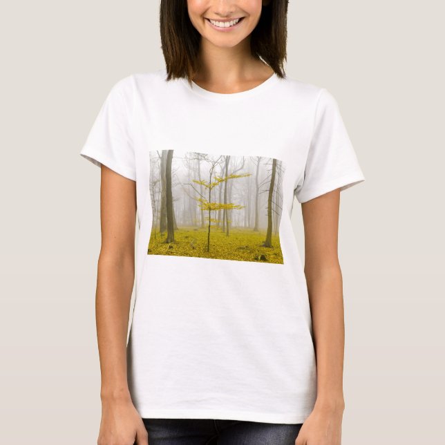 Camiseta Floresta fantástica com neblina e folhas amarelas (Frente)