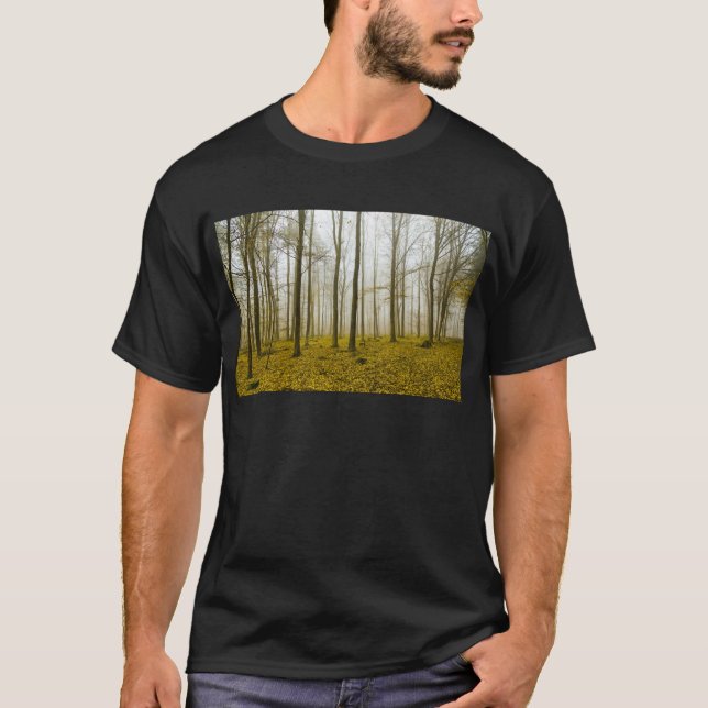 Camiseta Floresta fantástica com neblina e folhas amarelas (Frente)