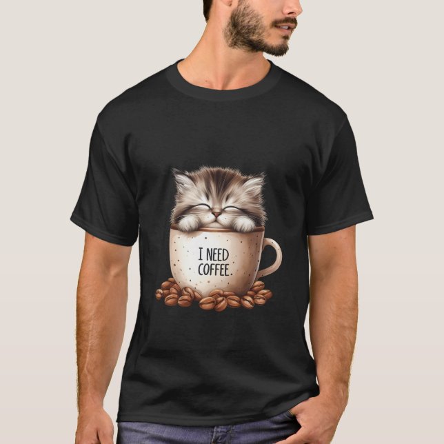 Camiseta Fluffy Sleepy Cat I Need Coffee Mug Art ✨🐾☕ (Frente)