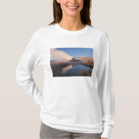 Fly Geyser com Granite Range de cumes nevados